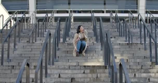 Ung attraktiv vit kvinna stannar på trappor på grund av fotled smärta. Ung affärskvinna som lider på grund av snabb takt i livet. Hårt arbete, överarbete, sjukvård. Cinema 4k Prores Hq. — Stockvideo