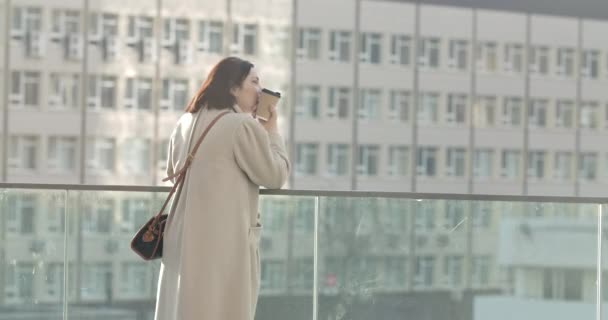 Portret van een attente blanke vrouw die koffie drinkt en wegkijkt. Succesvolle zakenvrouw die haar vakantie buiten doorbrengt. Bioscoop 4k Prores Hq. — Stockvideo