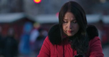 Şehrin caddesinde dikilip saati kontrol eden üzgün, beyaz bir kadının yakın çekimi. Şehir pazarında birini bekleyen orta yaşlı bir kadının portresi. Yaşam tarzı, boş zaman, toplantılar. Sinema 4k Prores Merkezi.