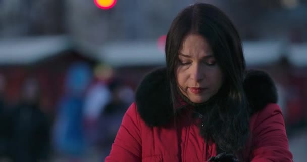 Närbild av upprörda vuxna kaukasiska kvinna står på stadens gata och kontrollerar tiden. Porträtt av medelålders dam som väntar på någon på marknaden. Livsstil, fritid, möten. Cinema 4k Prores Hq. — Stockvideo