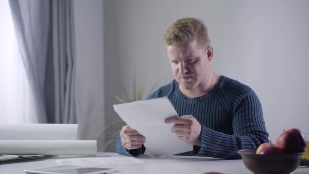 Portrét zuřivého bělocha, který se dívá do dokumentů a vyhazuje papíry. Naštvaný obchodník má problémy. Stres, deprese, tvrdě pracující. — Stock video