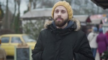 Dışarıda bekleyen yakışıklı beyaz adamın portresi. Kız arkadaşı ya da karısı onu yanağından öpüyor ve sarılıyor. Mutlu çift buluşmaları. Boş zaman, yaşam tarzı, aşk.