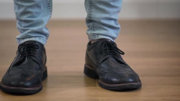 Primer plano de los pies masculinos caucásicos en elegantes zapatos de broggi pisando el suelo. Hombre adulto saltando, girando y saliendo a la derecha . — Vídeos de Stock