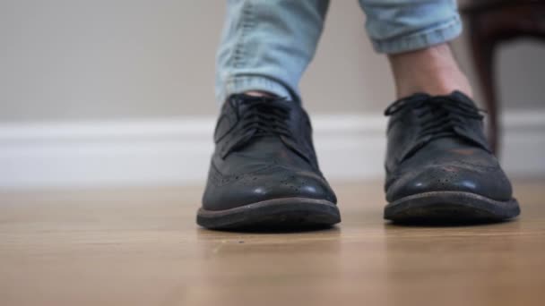 Hombre irreconocible caucásico de pie con las piernas cruzadas, haciéndose a un lado, girando y saliendo. Primer plano del calzado elegante para hombre. Moda, zapatos, botas . — Vídeo de stock