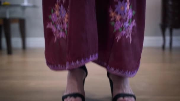 Kamera, die sich von männlichen Füßen in Damenschuhen zum erwachsenen kaukasischen Mann im Kleid mit Make-up im Gesicht hochbewegt. intersexuelle Person, die in die Kamera schaut und Küsse schickt. Geschlechtsidentität, Selbstwahrnehmung — Stockvideo
