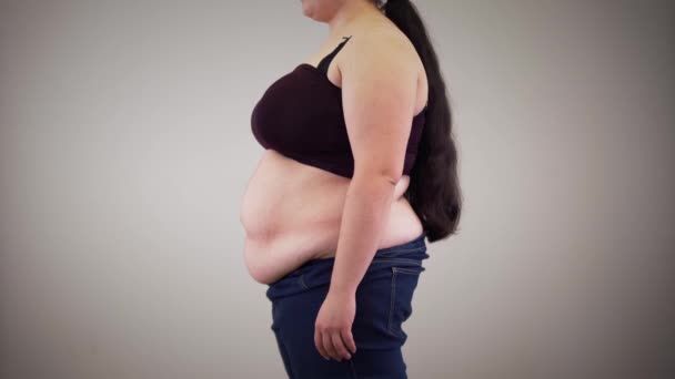 Vista lateral de la grasa irreconocible mujer caucásica retrayendo el vientre y relajante. Cuerpo de mujeres obesas. Obesidad, problemas de sobrepeso . — Vídeos de Stock