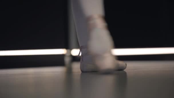 Κομψό μπαλαρίνα κινείται πόδια μαζί και στέκεται στις μύτες των ποδιών. Κοντινό πλάνο χορευτών μπαλέτου, πόδια σε σημεία. Χάρη, τέχνη, κομψότητα, χορογραφία. — Αρχείο Βίντεο