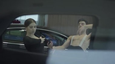 Araba camından vurularak öldürülen iki beyaz balerin şehvetli dansı. Araba galerisinde dans eden zarif profesyoneller. Zarafet, sanat, güzellik..