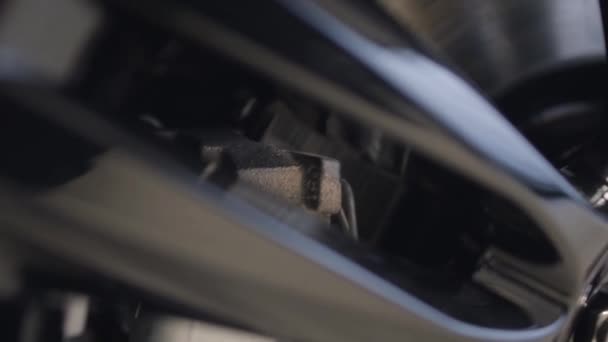 Close-up da roda do carro. Câmera movendo-se ao longo do disco roda preta. Detalhe, negócio do carro, indústria automobilística . — Vídeo de Stock