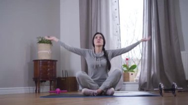 Esmer, beyaz bir kadının yoga minderinde el ele tutuşup el ele tutuşması. İçeride kendine güvenen güçlü bir kadının meditasyonu. Egzersiz, yoga, spor..