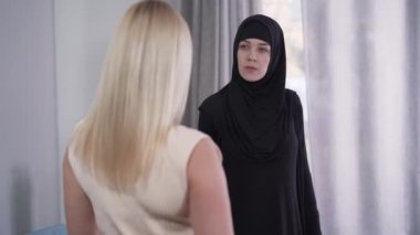 Sarışın, beyaz bir kadının Müslüman bir arkadaşla moda tartışması. Genç tesettürlü mütevazı bir kadın arkadaşa kültürel farklılıkları anlatıyor. Hoşgörü, yaşam tarzı, çeşitlilik.