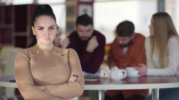 Primer plano de la hermosa mujer caucásica haciendo un gesto no agitando la cabeza como sus compañeros de grupo que trabajan en el proyecto de la universidad en el fondo. Retrato de mujer hermosa con ojos marrones . — Vídeos de Stock