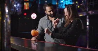 Kendinden emin genç bir Orta Doğulu bar tezgahının yanında dans eden çekici beyaz bir kıza geliyor. Gece kulübünde güzel bir kadınla flört eden yakışıklı bir adam. Sinema 4k Prores Merkezi.