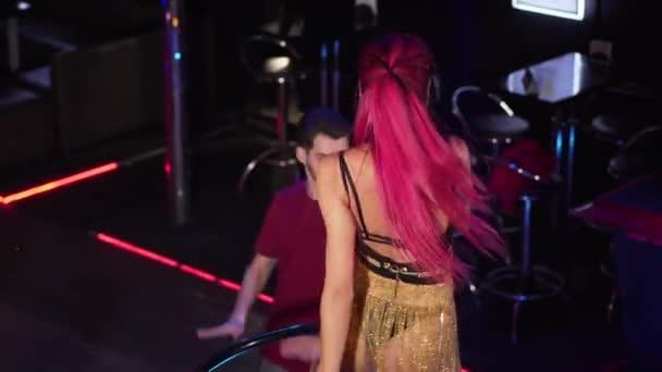 Вид на молоду червоноволосу кавказьку жінку, що танцює на сцені в нічному клубі. Впевнений, що професійний танцівник розважає людей на дискотеці. Стиль, радість, заняття.. — стокове відео