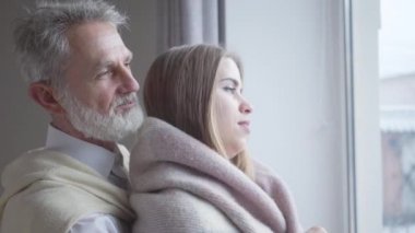 Genç, güzel, beyaz bir kadın ve kıdemli bir adamın konuşmalarının ve gülümsemelerinin yakından görüntüsü. Yaş farkı olan neşeli evli çift içeride sohbet ediyor. Aşk, birlik, eğlence, yaşam tarzı..