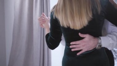 Kamera tanınmayan bir çifti aşağı çekiyor. İçeride vals yaparken dönüyorlar. Kıdemli adam ve genç kadın dans ediyor. Birlik, yaşam tarzı, aşk, romantizm.