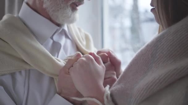 백인 여성 과 키스하고 웃고 있는 노인의 근접 사진. 나이 차이가 있는 사랑하는 부부의 연합. 연애, 생활 방식, 여가, 사랑. — 비디오