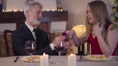 Kendinden emin son sınıf öğrencisi romantik bir akşam yemeğinde genç bir bayana evlenme teklif ediyor. Evet diyen heyecanlı bir kız ve sevgi dolu bir eş. Yaş farkı olan bir çiftin nişanı. Aşk, aşk.