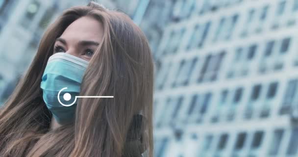 2de animatie Covid-19 verschijnt uit beschermende masker van jonge brunette vrouw buiten staan. Concept van pandemie, Coronavirus epidemie, veiligheidsmaatregelen. Bioscoop 4k Prores Hq. — Stockvideo