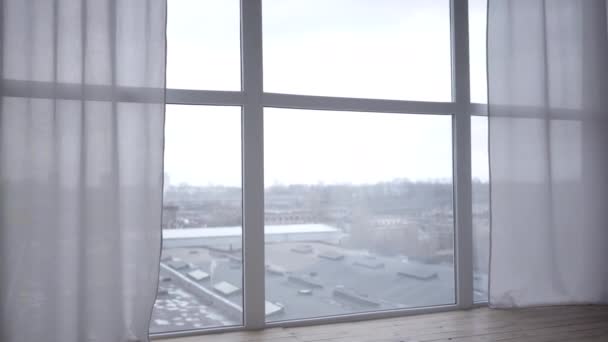 Amplio tiro, encantadora joven mujer caucásica que viene a la ventana del piso al techo por la mañana. Chica morena en cuerpo blanco descansando en el interior. Estilo de vida, ocio, disfrute . — Vídeos de Stock