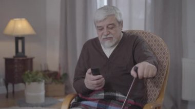 Uzaktan kumandalı olgun bir adamın portresi televizyonla tartışıyor. Beyaz saçlı, beyaz tenli emekli, kanal değiştirip kameraya konuşuyor. Yaşam tarzı, evde rahatlık, dinlenme..