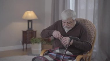 Neşeli, yaşlı, beyaz bir adam mataradan alkol içiyor ve onu saklıyor. Huzurevinin itaatsiz sakini personele yakalanmamak için etrafa bakıyor. Sağlık, yaşlanma, yaşam tarzı.