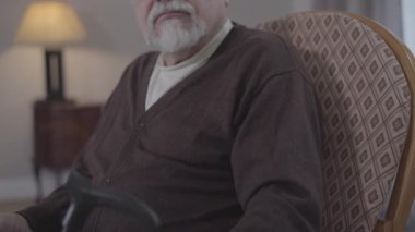 Tanımlanamayan olgun, beyaz bir adam telefonda belirtileri açıklıyor. Yaşlı erkek emeklinin kalp hastalığı var. İlaç, sağlık, acil durum, yaşam tarzı.