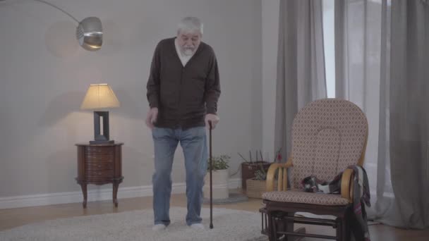 Vrolijke volwassen blanke man dansend met wandelstok binnen. Portret van een positieve gepensioneerde man met pensioen. Lifestyle, vreugde, geluk, plezier. — Stockvideo
