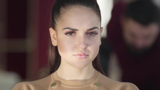 Retrato de cerca de una joven mujer caucásica confiada haciendo un gesto de no agitando la cabeza. Una chica encantadora mirando la cámara. Estilo de vida, belleza . — Vídeos de Stock