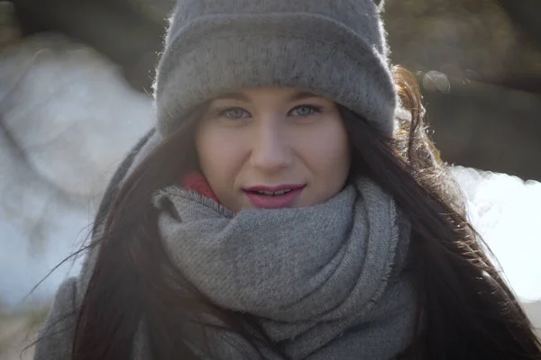 Lähikuva söpö valkoihoinen tyttö talvella hattu ja huivi katselee kameraa. Kaunis nuori nainen poseeraa ulkona. Elämäntapa, kauneus, kausi . — kuvapankkivalokuva
