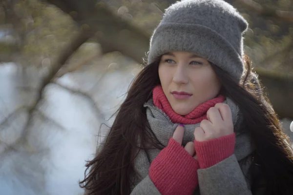 Omtenksom brunette-jente som ser bort utendørs. Portrett av en vakker ung hvit kvinne som tilbringer høstdagen solfylt på elvebredden. Natur, livsstil, fritid . – stockfoto