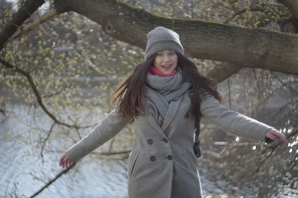 Muotokuva iloinen nuori nainen taustalla veden puistossa tai metsässä. Positiivinen valkoihoinen tyttö pitää hauskaa ulkona aurinkoisena syyspäivänä. Vapaa-aika, onnellisuus, elämäntapa . — kuvapankkivalokuva