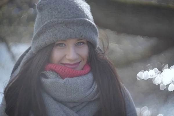 Portrett av en gråøyd ung kvinne som smiler til kameraet. Nærbilde av sjarmerende brunette-hvit jente som poserer på elvebredden i parken. Livsstil, natur, fritid . – stockfoto