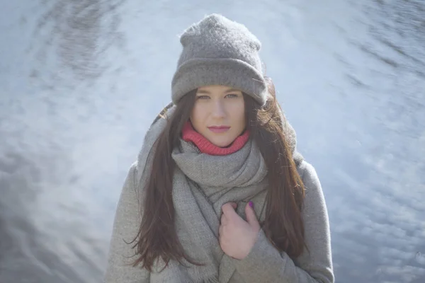 Søt, hvit jente i bakgrunnen av elv eller innsjø utendørs. Portrett av en vakker brunette foran kamera. Livsstil, natur, høst . – stockfoto