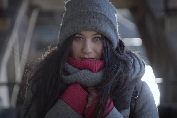 Muotokuva jäätyneestä valkoihoisesta tytöstä katselemassa kameraa. Kaunis brunette nainen poseeraa harmaa hattu ulkona . — kuvapankkivalokuva