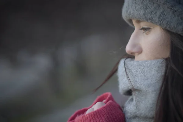 Synet på tankefulle hvite kvinner med hendene sammen, ser bort. Et portrett av en vakker brunette-pike utendørs. Avgrensning . – stockfoto