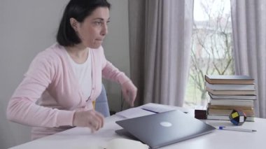 Genç, güzel, beyaz bir kadın masaya geliyor, dizüstü bilgisayarı açıyor ve çocuğunun ya da kocasının sosyal medyasına bakıyor. Esmer bir anne ya da eş akrabalarını gözetliyor. Şüphe, mahremiyet, yaşam tarzı.