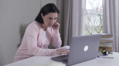 Sinirli beyaz kadın ekrana bakıyor, bir şey duyuyor, bilgisayarı kapatıyor ve gidiyor. Esmer kadın ya da anne kocasını ya da çocuklarını gözetliyor. Yaşam tarzı, aile, mahremiyet.