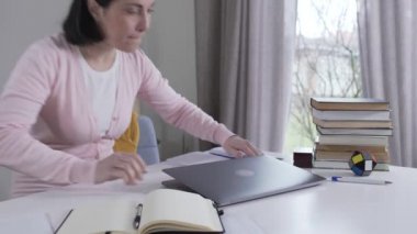 Kafkas kadının portresi masaya geliyor, etrafa bakıyor ve dizüstü bilgisayarını açıyor. Genç anne ya da eş ekranda şok edici görüntüler ya da mesajlar izliyor. Mahremiyet, yaşam tarzı, dikizleme.