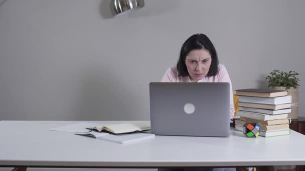 Portret wchłoniętej białej kobiety używającej laptopa jako nierozpoznawalnego mężczyzny. Zdenerwowana żona lub matka zamykająca i uśmiechająca się. Kobieta szpieguje krewnych w sieci. Styl życia, prywatność. — Wideo stockowe