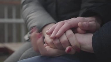 Kafkasyalı erkek ve kadınların ellerinin üst üste olduğu yakın çekim. Neşeli, tanınmayan sevgili ve kız arkadaş eğleniyor. Aşk, eğlence, yaşam tarzı, birlik.