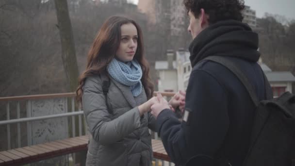 Portret van een charmant brunette blank meisje dat uitgaat met een vriendje in het herfstpark. Gelukkige jongen die vriendinnen hand in hand houdt en liefdevolle vrouw knuffelt. Romantiek, liefde, samenzijn, levensstijl. — Stockvideo