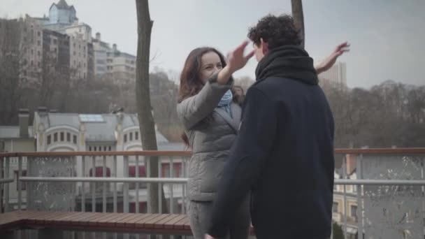 Cámara acercándose a la chica amorosa feliz abrazando novio al aire libre. Retrato de la encantadora mujer joven caucásica citas con el niño en el parque de otoño. Amor, unión, romance, estilo de vida . — Vídeos de Stock