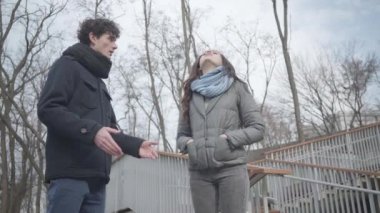 Kafkasyalı genç bir adamın parkta güzel esmer bir kadını azarlamasının alt manzarası. Erkek arkadaşı ve kız arkadaşı sonbahar günü dışarıda kavga ediyorlar. İlişki sorunları, iletişim, çatışma.