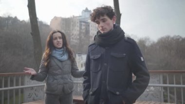 Ön planda duran sakin adama bağıran sinirli, genç, beyaz bir kadın. Sonbahar parkında erkek arkadaşıyla tartışan kıskanç kız. Güvensizlik, çatışma, ilişki sorunları, ayrılık.