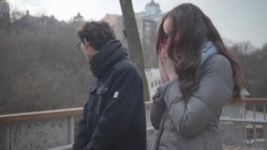 Gözlüklü utangaç beyaz erkek arkadaş ve kız arkadaşın sonbahar parkında gülüp konuşmalarının portresi. İnek çocuk ve kız açık havada çıkıyorlar. Aşk, ilişki, mutluluk, romantizm.