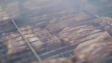 Orta pişmiş domuz pirzolası ızgarayı yakıyor. bbq ızgarasında pişmiş et. Yemek, piknik, yemek..