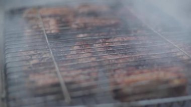 bbq ızgarasında orta pişmiş et. Açık havada ızgarada pişen leziz domuz pirzolası yakın plan. Yemek, yemek, piknik, mutfak.