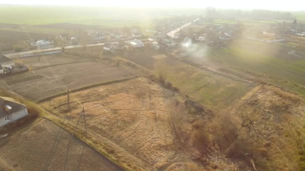 Vista superior de la hermosa campiña rural a la luz del sol. Drone vista de la calma limpia aldea ucraniana en los rayos del sol. Naturaleza, belleza, tranquilidad . — Vídeos de Stock