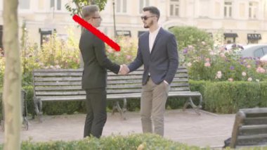 İki beyaz iş adamı kırmızı çizgilerden geçerken el sıkışıyor ve 1.95 'lik mesafe tavsiyesi veriliyor. WHO, karantina güvenlik tedbirleri, Covid-19 salgınıyla ilgili tavsiyeler.